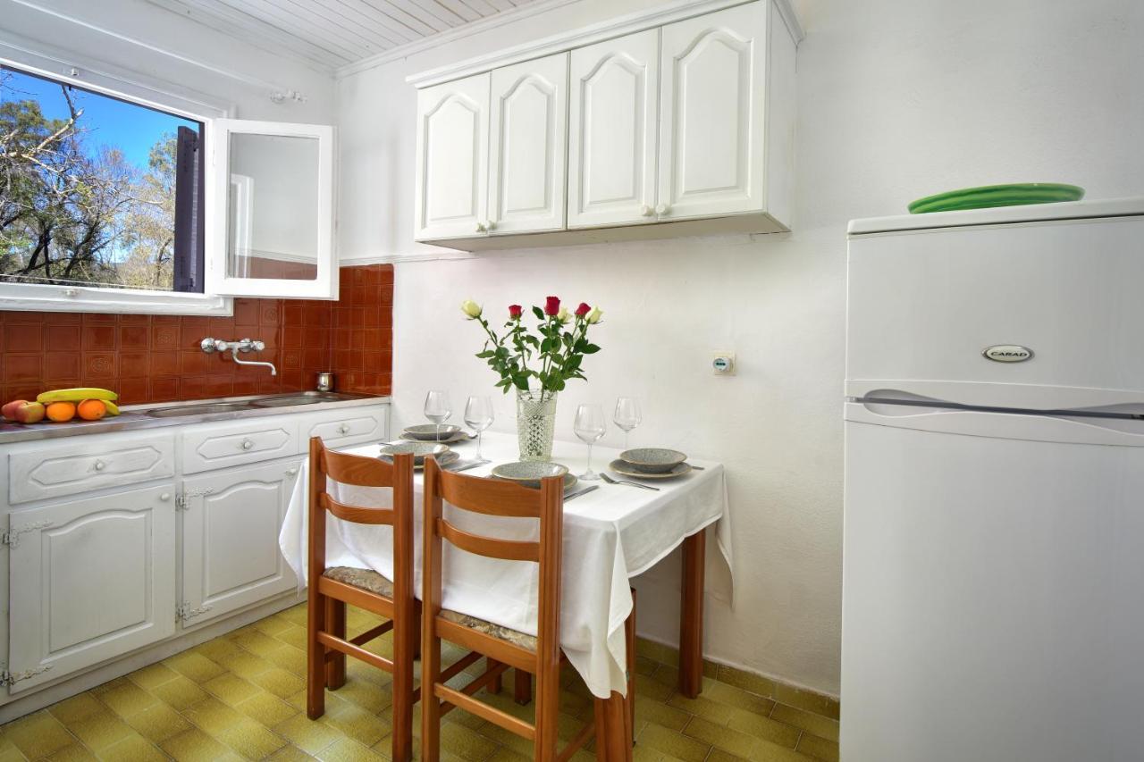 Merlyn Rooms Into The Nature, 100M From The Beach Dafnila Exterior foto